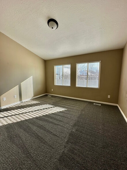 Building Photo - 1976 80 N