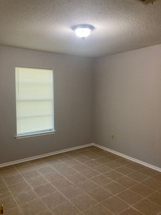 Building Photo - Moss Point 3 Bedroom