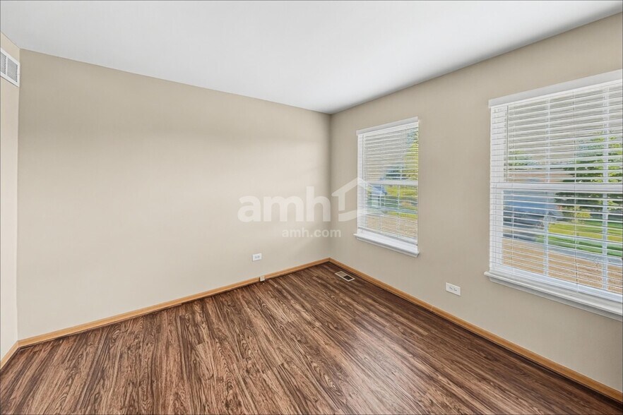 Building Photo - 204 Winding Trl