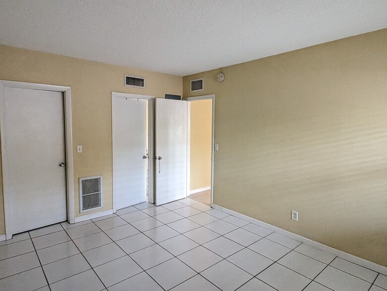Building Photo - 2451 NE 49th St