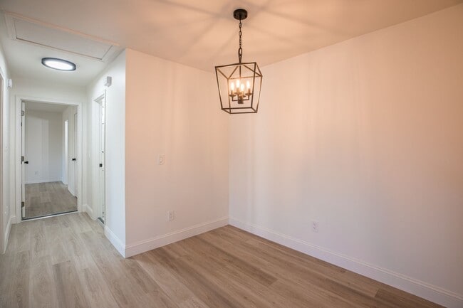 Building Photo - Walking distance to beach!