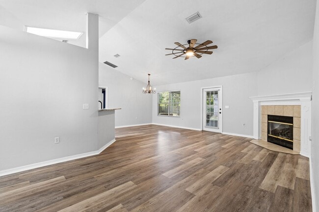 Building Photo - Experience a breezy lifestyle in the convenient Eagle Point subdivision!