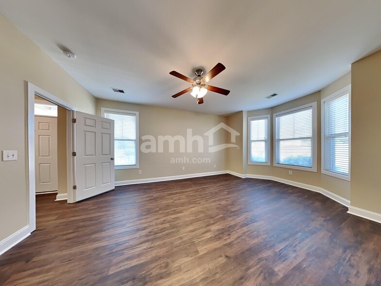 Building Photo - 1085 Moss Grove Dr