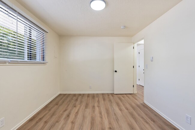 Building Photo - Renovated 2BR in Milwaukie