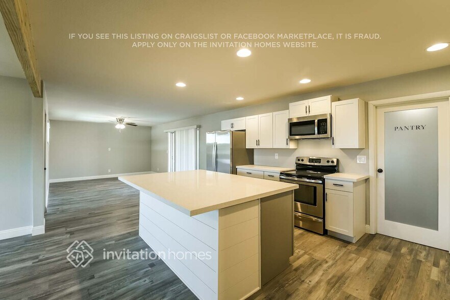 Building Photo - 3136 W Cactus Rd