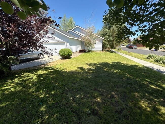 Building Photo - NE 3 Bdrm, 2 Bath, Gas Heat/Fireplace, Newer Carpet & Paint, Corner lot, Fenced Yard, DBL Garage
