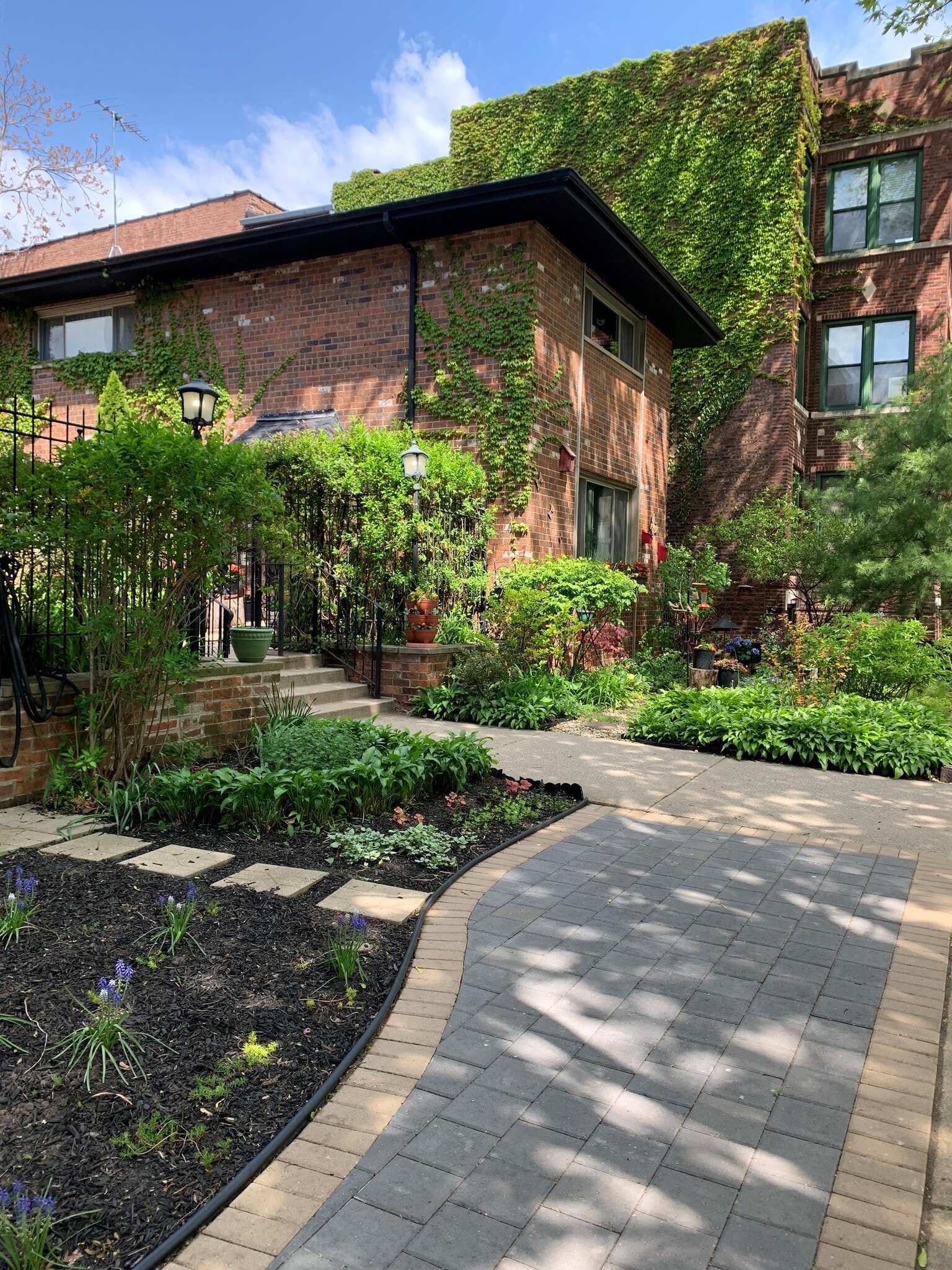 Front of Courtyard - 5440 S Kimbark Ave