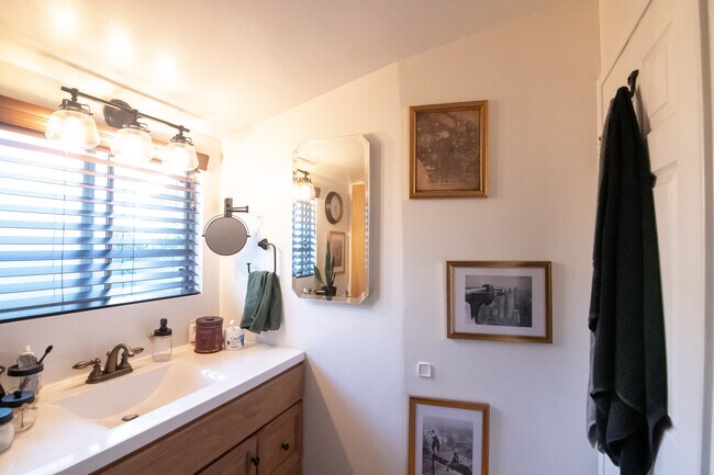 Building Photo - 820 S 5th St