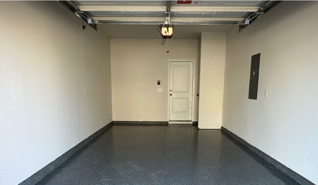 Building Photo - Hendersonville Townhouse