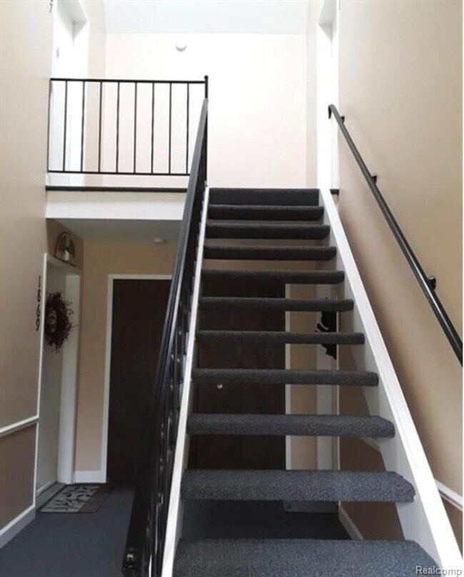 Building Photo - Beautiful Condo in Rochester Hills