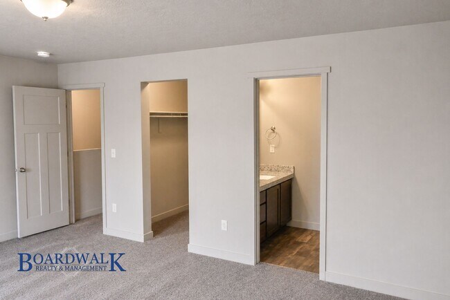 Building Photo - Large Herriman 3 Bed 2 Bath Town Home!