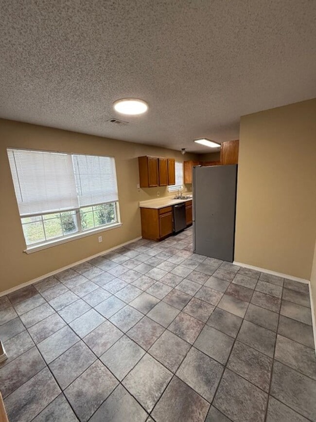 Building Photo - 3 Bedroom Home Available Soon!