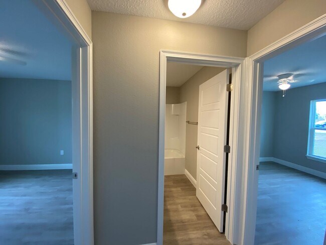Building Photo - Silver Spring Shores - 3/2/2  **Won't Last***