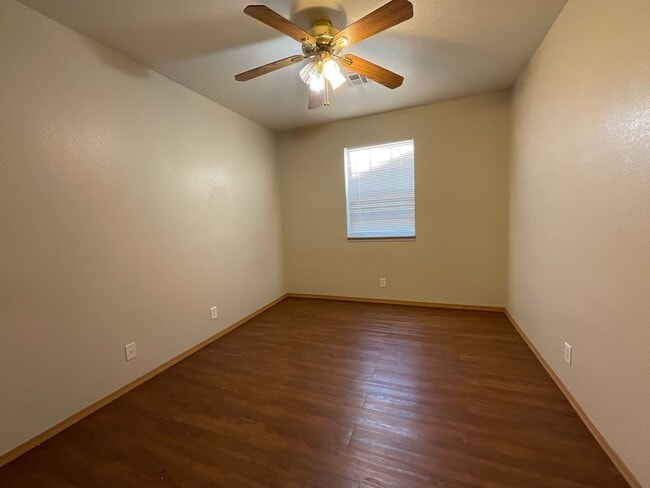 Building Photo - Newly renovated 2BR/1BA apartment in Joplin, MO near MSSU campus