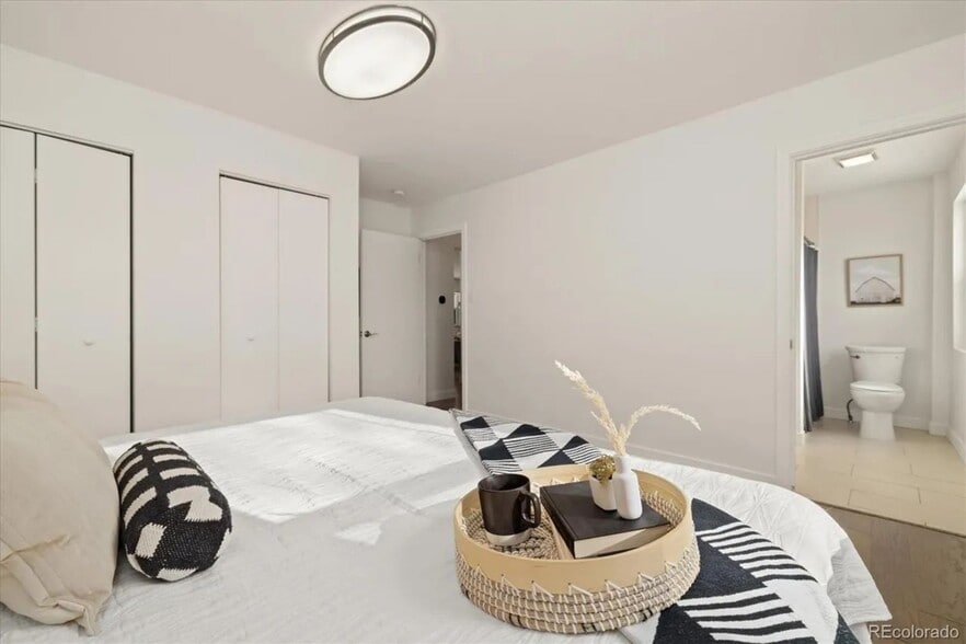 Building Photo - 3233 Ivanhoe St