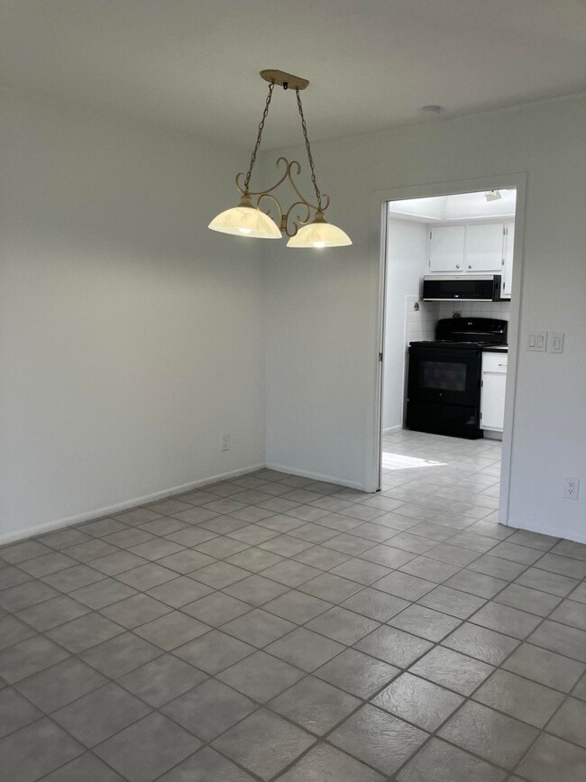 Building Photo - 5263 Cresthaven Blvd