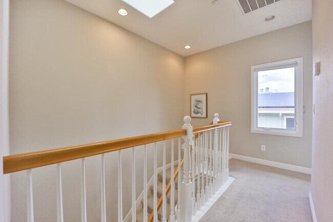 Building Photo - 492 Tyndall St