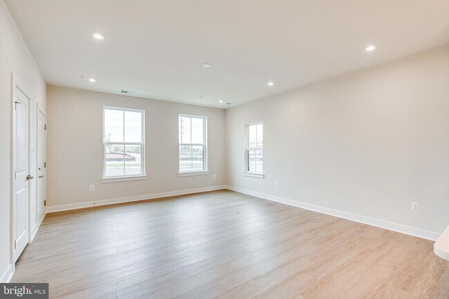 Building Photo - 14055 Sunrise Valley Dr