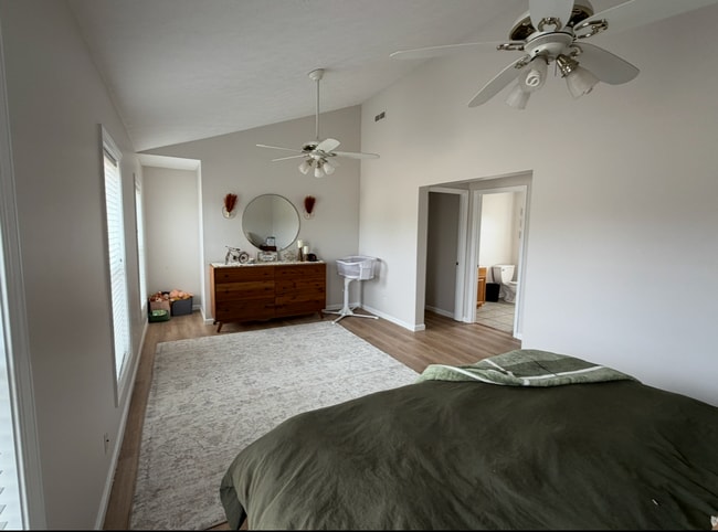 Building Photo - Roomy 5 Bedroom Home with Deck in Christiansburg