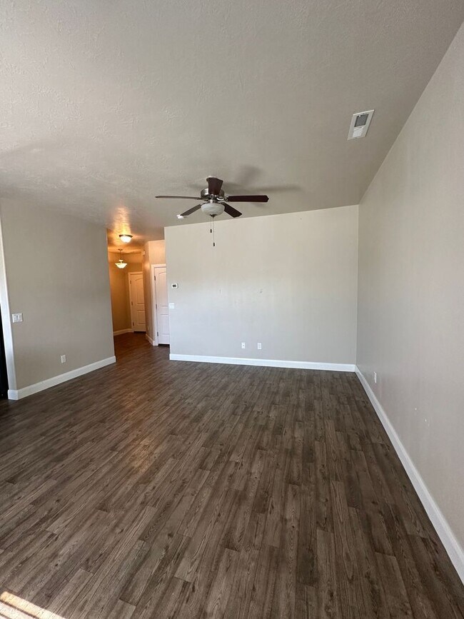 Building Photo - Charming Townhome