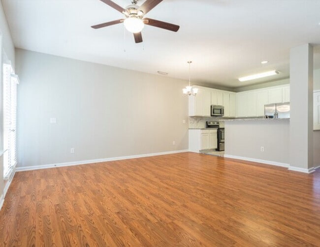 Building Photo - 511 Elm Ave