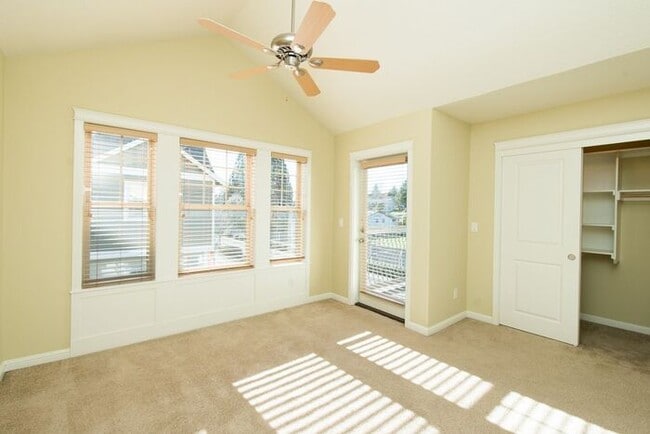 Building Photo - Now Waitlisting For February Move-in! Springwater Corridor 3-Bedroom Townhome For Rent.