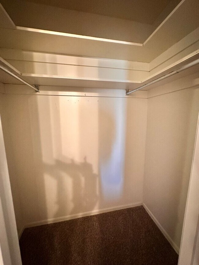Building Photo - 2 Bedroom, 2 Bathroom Unit in Quiet Cul-de...