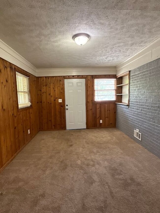 Building Photo - 3 bed and 1 bath in Decatur!