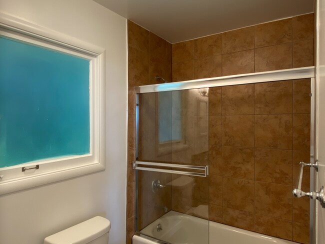 Building Photo - 1BR/1BA Charmer! BAY VIEWS and Parking! Laundry On-Site! Balcony! PROGRESSIVE