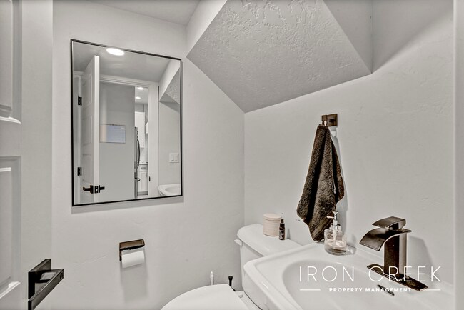 Building Photo - Contemporary Townhome Minutes from Downtown