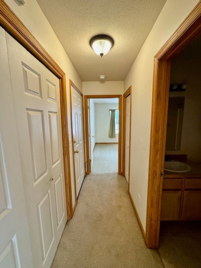 Building Photo - 2 Bedroom, 2 Bathroom Townhouse