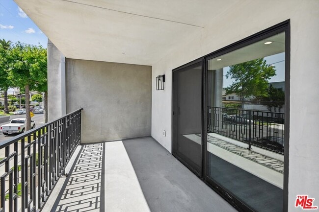 Building Photo - 819 E La Palma Dr