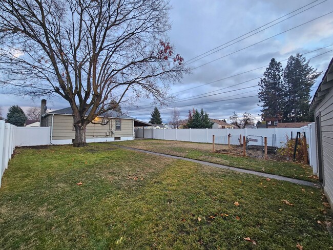 Building Photo - Stunning home in north Spokane