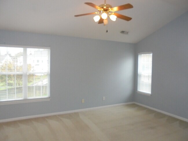 Building Photo - Spacious 2 story with double garage in Jam...
