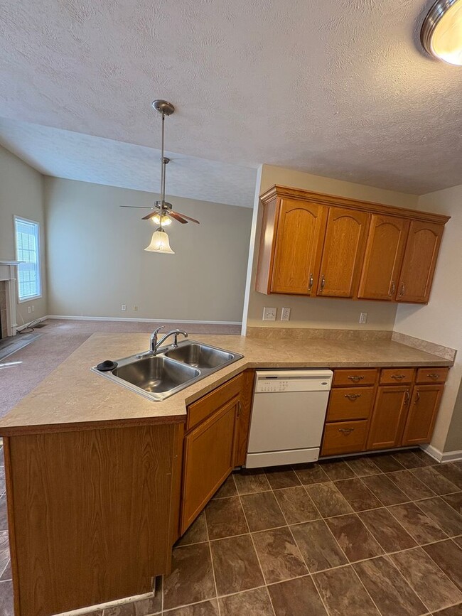 Building Photo - Nice home awaiting you to call home today- close to shopping and dining