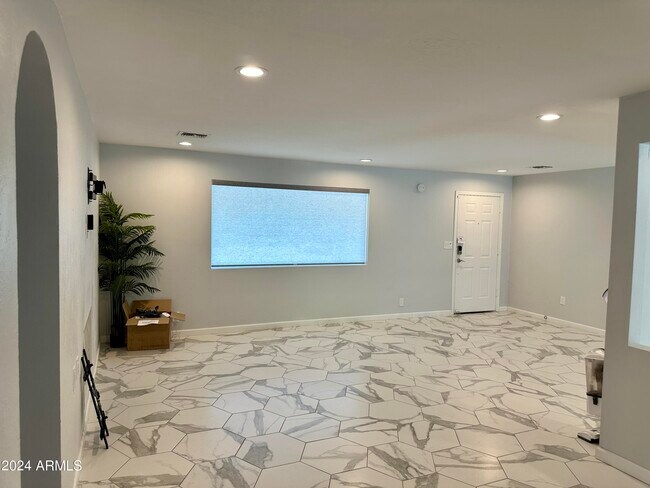 Building Photo - 5634 E Wilshire Dr
