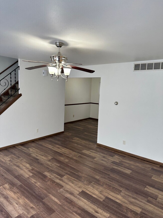 Building Photo - 205 River Ln