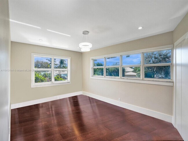 Building Photo - 2421 NE 7th Pl