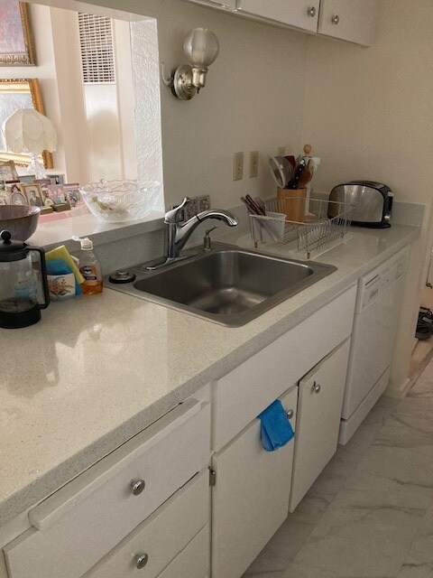 KITCHEN - 990 Duncan St