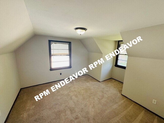 Building Photo - 4 Bed | 2 Bath | Pet Friendly | Spacious ,Fenced in Yard!