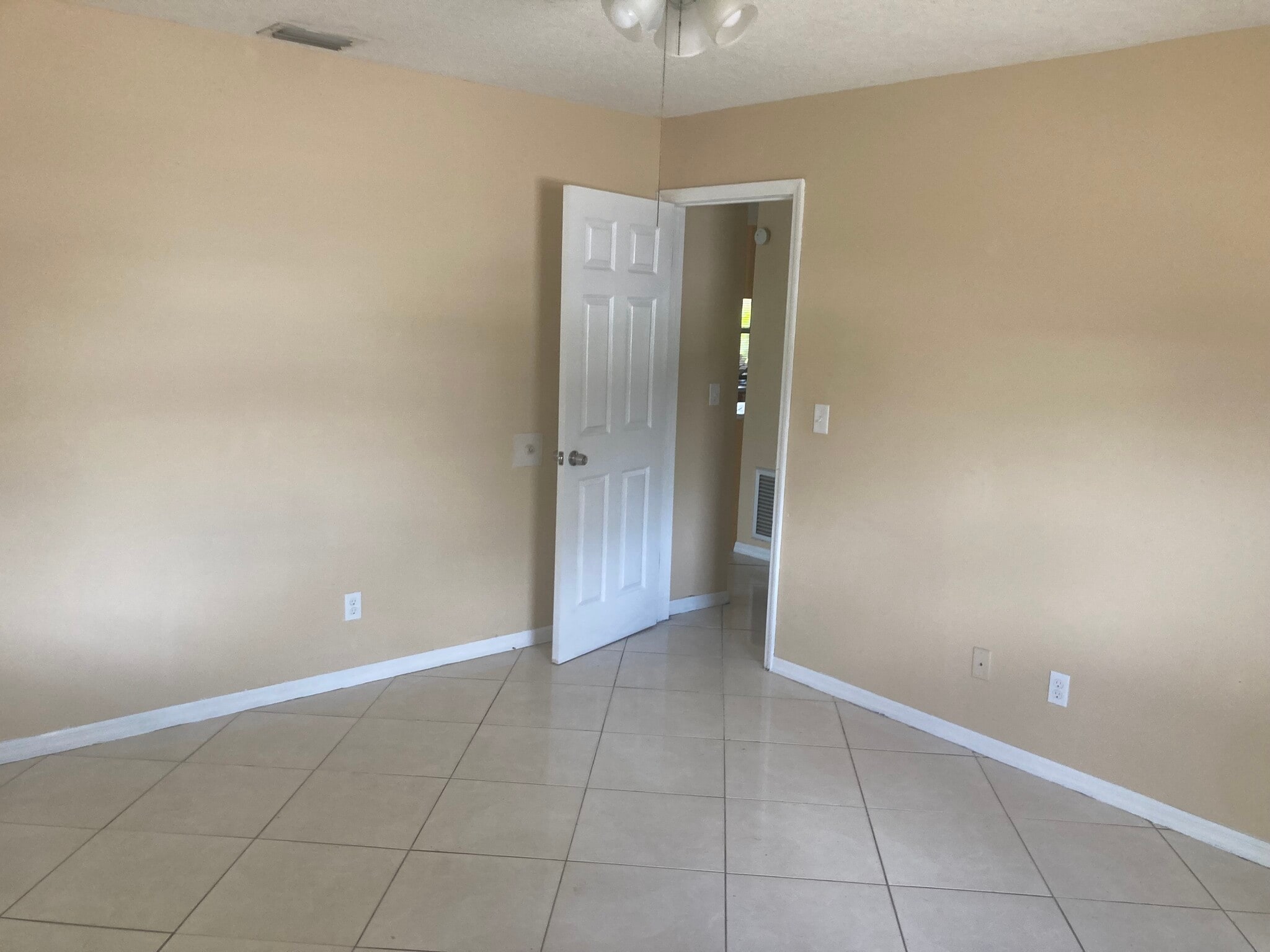 Building Photo - 528 Grapefruit Ave