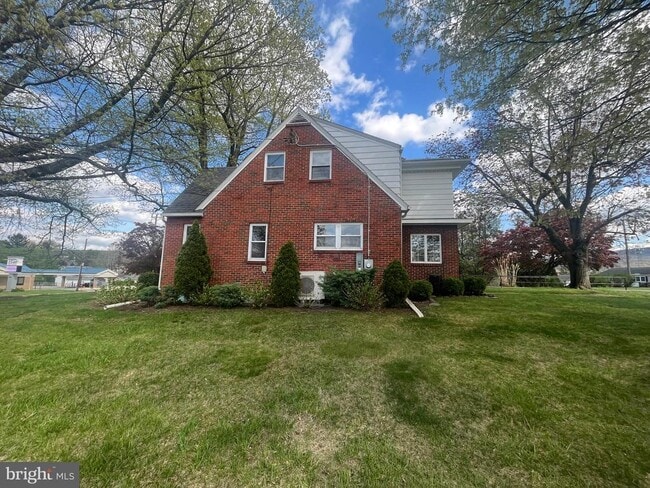 Building Photo - 10924 Buchanan Trail E