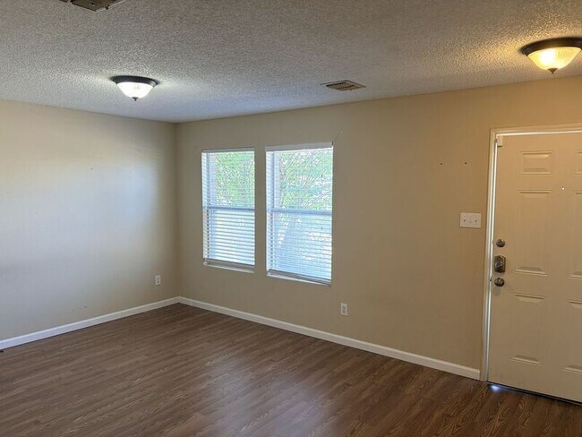 Building Photo - 1525 Melrose Ln