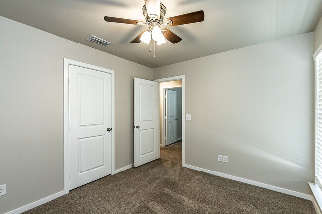 Building Photo - Newer 3/2/2 Home in Bell Farms!
