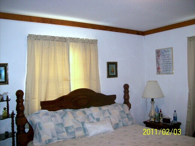 Building Photo - 4 bedroom 2 bath Home Available for Year R...