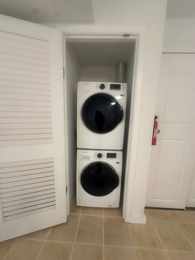 Building Photo - Modern Basement Unti 1 Bedroom/1 Bath, Recently renovated, new stainless steel appliances, floori...