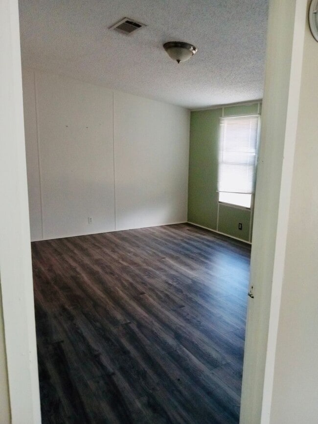 Building Photo - 3 Bed 2 Bathroom Single Family