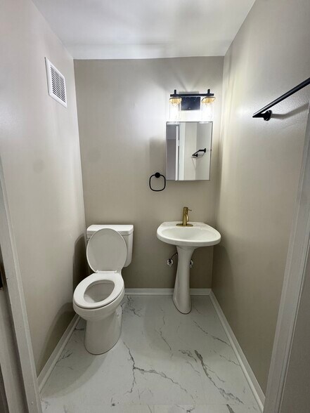 Building Photo - 40 Badger Gate Ct