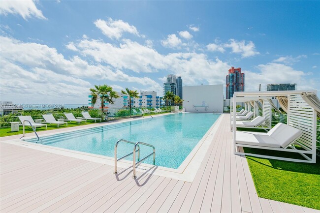 Building Photo - 300 Collins Ave