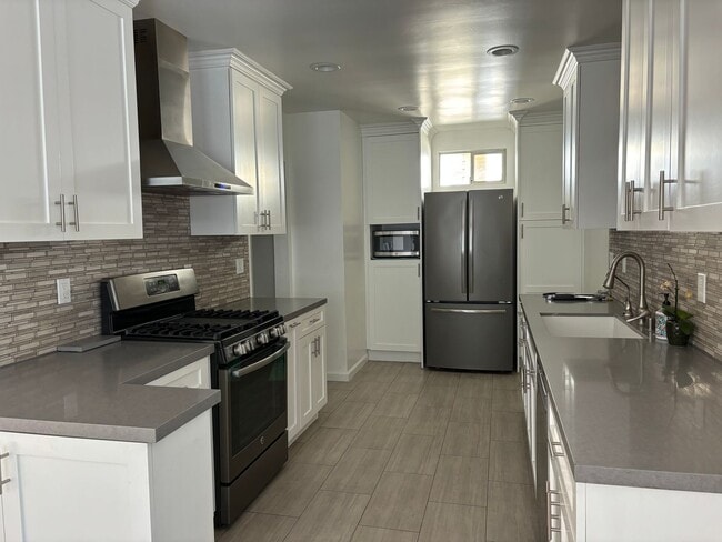 Building Photo - La Crescenta 3 bedroom 2 bath updated home.
